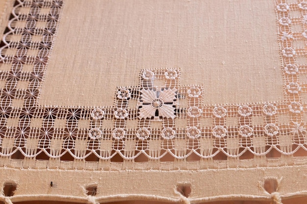 haftowany obrus z detalem